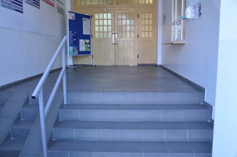Klatka schodowa wejściowa na której ma zostać zamontowana platforma dla osób ze szczególnymi potrzebami